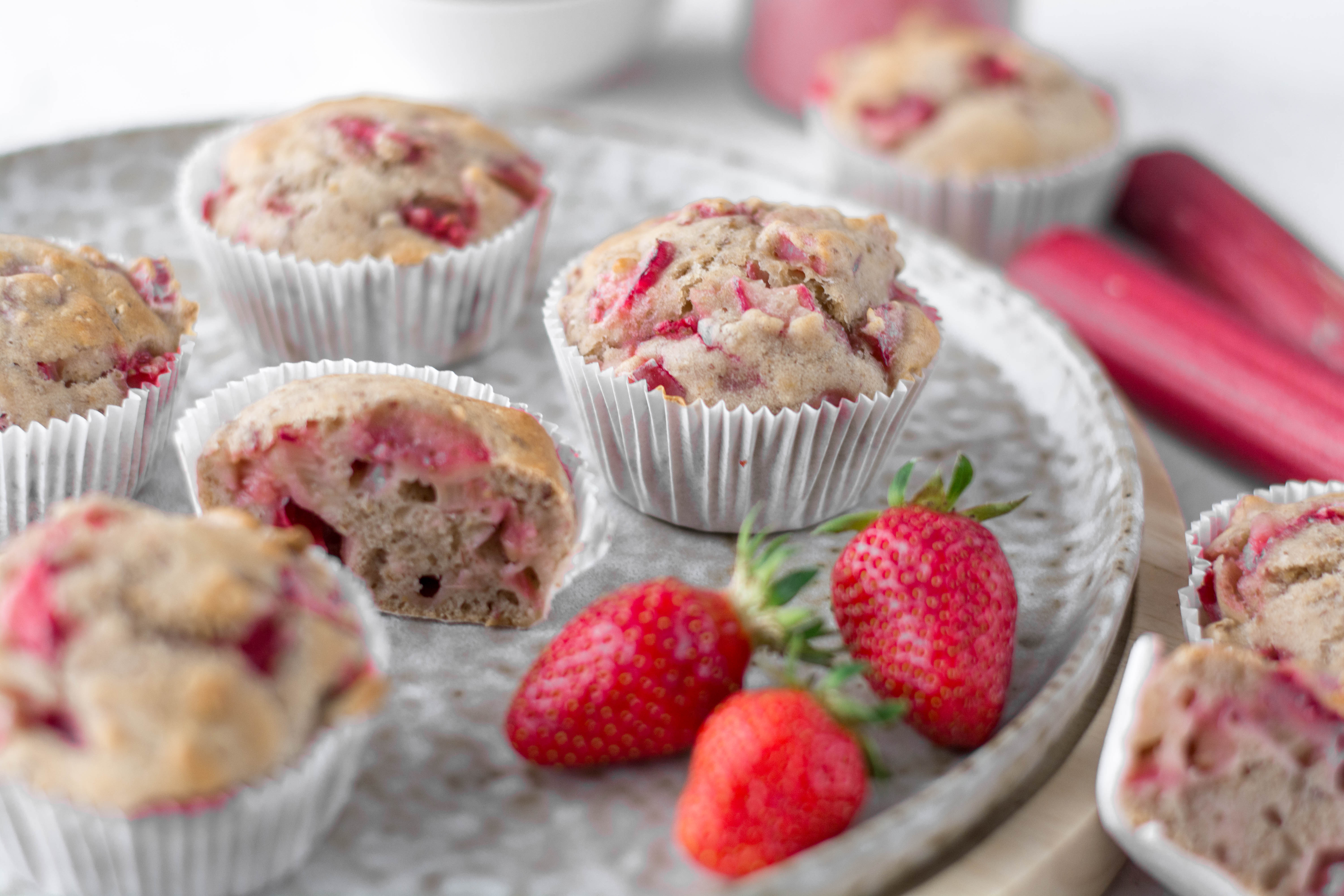 Zuckerfreie Erdbeer - Rhabarber Muffins - einfach Zuckerfrei
